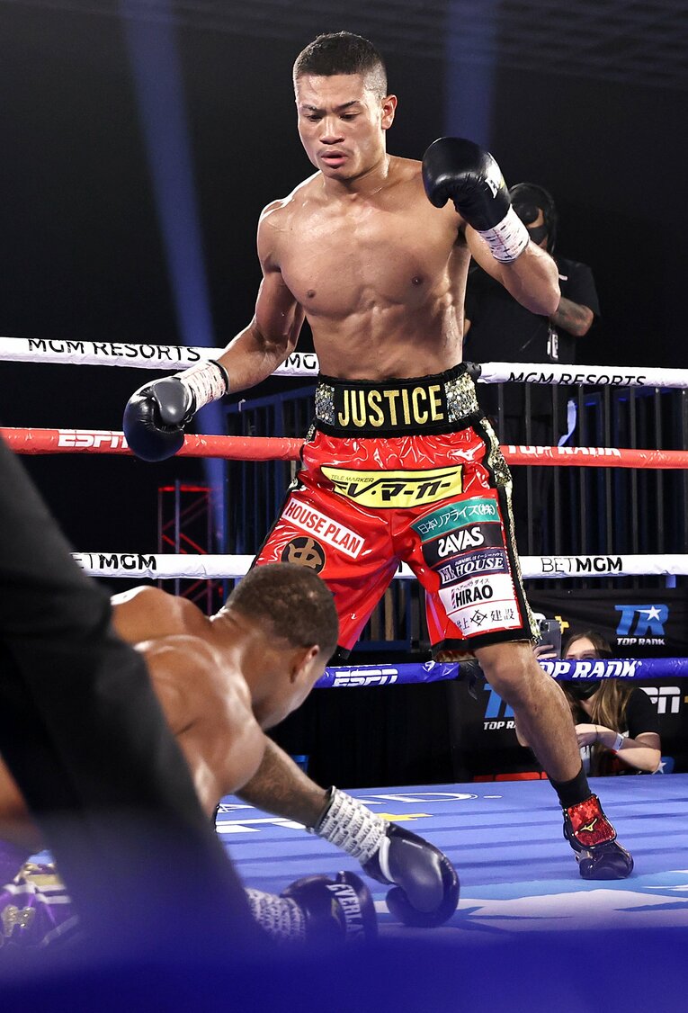 エドワーズからダウンを奪った平岡アンディ　©︎Getty Images