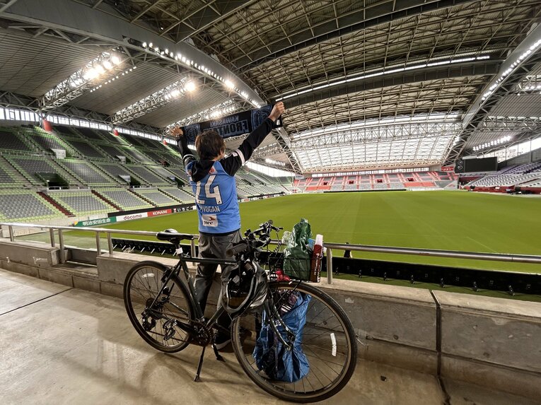 無人のピッチを前にポーズを決める（小野田治矢さん提供）