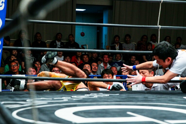 2014年4月29日の北田俊亮戦は場外に転落して反則負けに　©Susumu Nagao