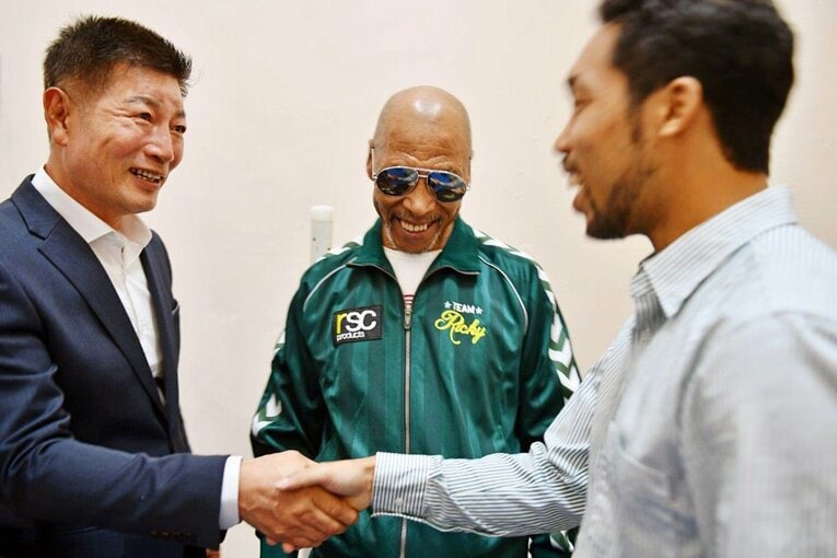 2019年10月、東洋太平洋タイトル3度目の防衛戦は韓国。『一瞬の夏』でクライマックスとして描かれた父カシアス内藤の対戦相手、朴鍾八氏が控室へ激励に訪れた　©Kokou Sekine