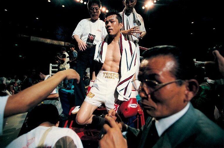 1997年11月22日、大阪城ホールでシリモンコンを破り王座奪還を果たした辰吉丈一郎 ／ photograph by BUNGEISHUNJU