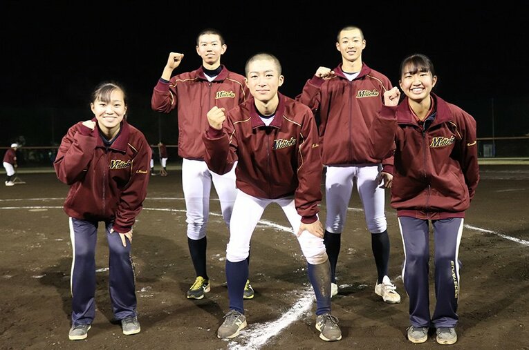 甲子園を目指して成長を誓う千葉明徳ナイン。（前列左から）川島、作田、森岡（後列左から）秋田、青柳 ／ photograph by Yu Takagi