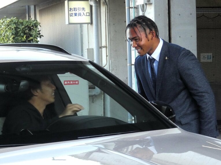 現役ドラフト当日…ドームを後にする際、先輩の今宮健太に遭遇。言葉を交わす　©Kotaro Tajiri