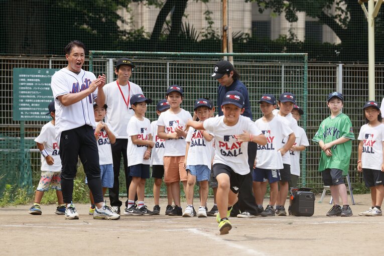 MLB JAPAN が主催するイベントでベースランニングを教える五十嵐（左）　©︎Shigeki Yamamoto