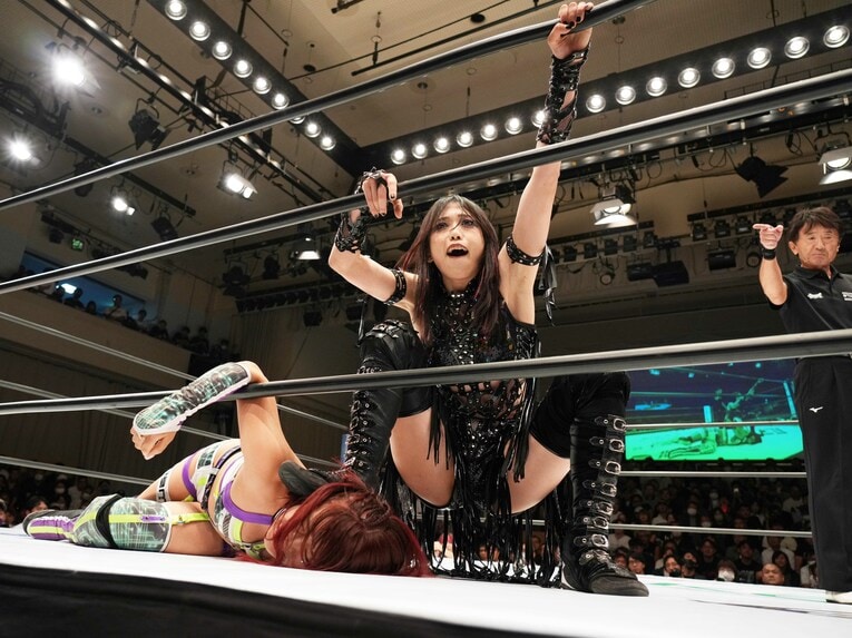 AZMを踏みつける上谷沙弥　©Essei Hara