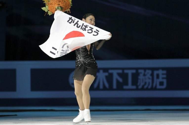 東日本大震災のためロシアでの代替開催となった世界フィギュアで、バンクーバー五輪金メダリストのキム・ヨナらを抑えて優勝した安藤美姫。 ／ photograph by Atsushi Hashimoto