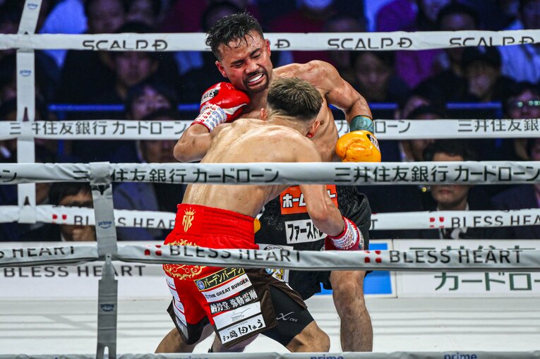 堤聖也vs.比嘉大吾。2月24日、有明アリーナ　©Takuya Sugiyama