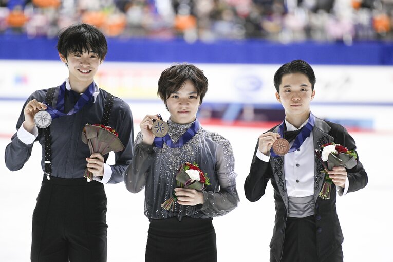 全日本選手権表彰式（左から）銀の島田高志郎、金の宇野昌磨、銅の友野一希　©Asami Enomoto