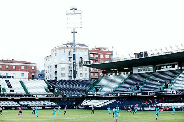 柴崎岳が闘うリーガのリアル　雨ざらしの客席、無観客も住宅屋上で観戦…新着写真を見る(6)