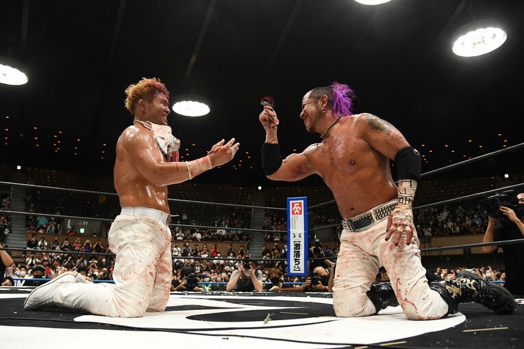 笑顔でドライフラワーを受け取った葛西純（クリックすると「この記事の写真」に飛びます。流血等の過激な写真を含みますのでご注意ください）