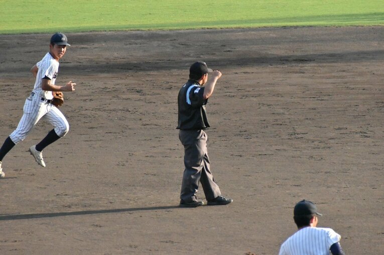 塁審を務める牧野君