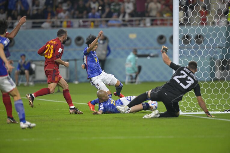 三笘の前にボールが転がる（奇跡のゴールシーン　8／57）©Koki Nagahama/JMPA