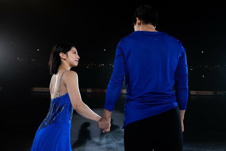 スケートカナダ初優勝を果たし、エキシビションに向かう二人