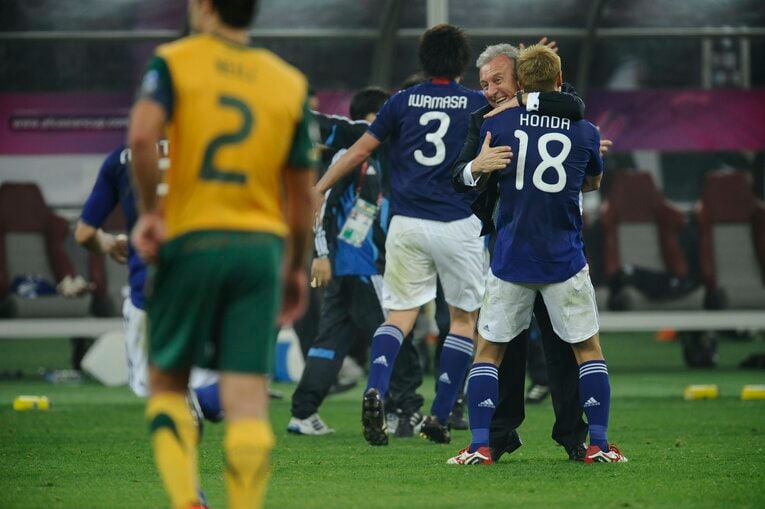 オーストラリアとの決勝戦を制し、熱い抱擁をかわすアルベルト・ザッケローニと本田圭佑　©Takuya Sugiyama