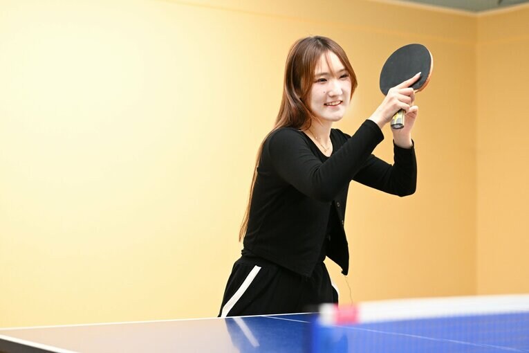 【連続写真】加藤美優、私服でフォアハンド!?　©Keiji Ishikawa