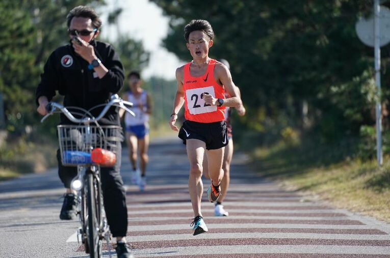 11月中旬、千葉・富津での国学院大、帝京大、法政大との合同練習で20kmを走る東洋大・西山和弥 ／ photograph by Ryo Ota/Sports Hochi