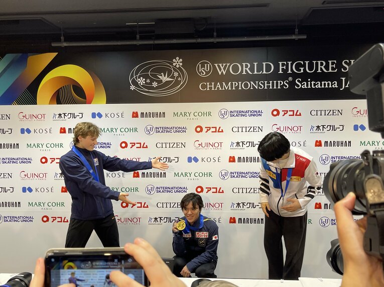 2位のチャ・ジュンファン、3位のイリア・マリニンに祝福され嬉しそうな宇野　©Akiko Tamura