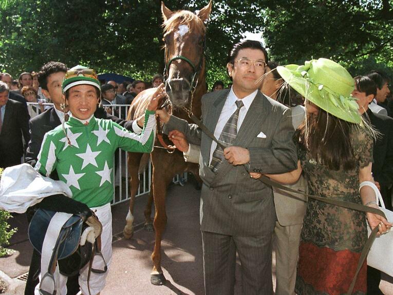ドーヴィル競馬場でタイキシャトルの口を取る岡部と赤澤　©AFP/AFLO