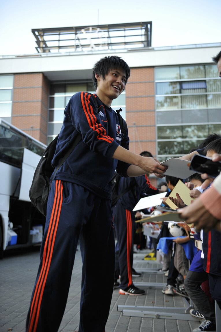 日本代表の欧州遠征でサインに応じる宮市　©︎Takuya Sugiyama
