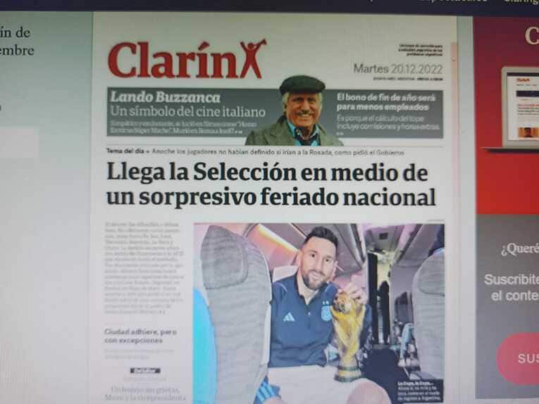 「急遽、休日扱いとなってアルゼンチン代表が凱旋帰国」（アルゼンチンの日刊紙『エル・クラリン』）