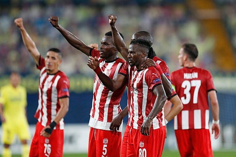 久保建英、EL衝撃デビューを独自写真で見る　日の丸スパイクと今季初得点、エメリ監督の“指摘”(9)