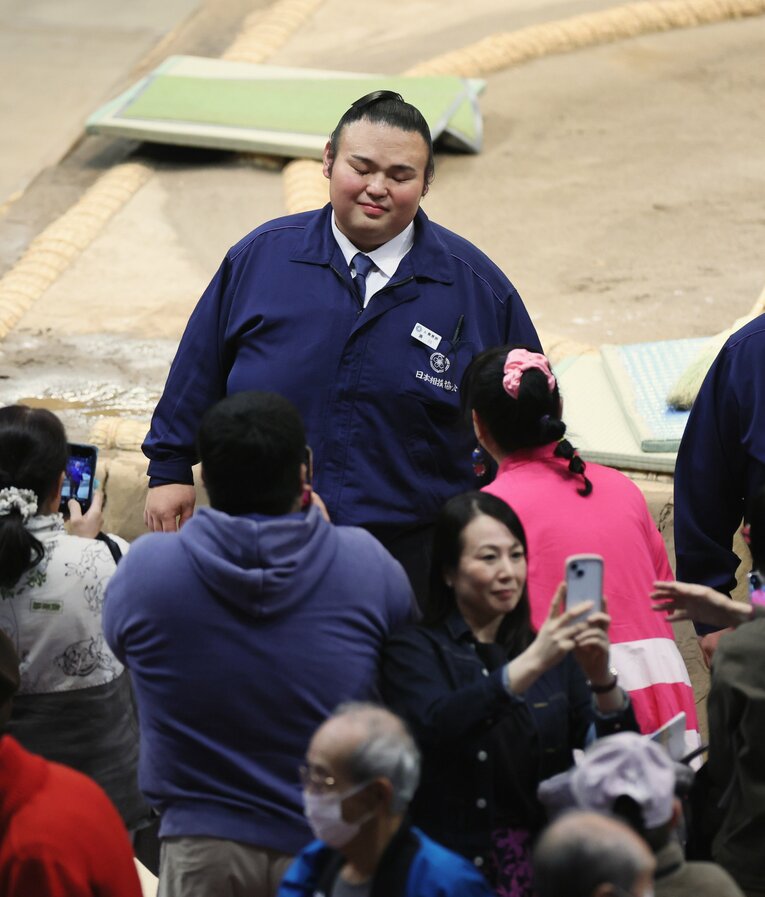 土俵周りで警備中に観客に話し掛けられる湊川親方（元大関貴景勝）　©JIJI PRESS