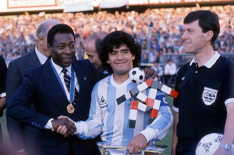 1990年W杯イタリア大会での1枚。ペレとマラドーナ。サッカー界のレジェンドは心の奥底で、互いの実力を認めていたのだ ／ photograph by Getty Images