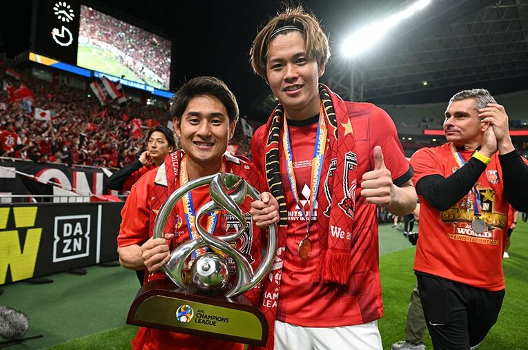 ACLトロフィーを手にする関根貴大と伊藤敦樹。浦和レッズとこの大会は切っても切れない歴史がある ／ photograph by AFC