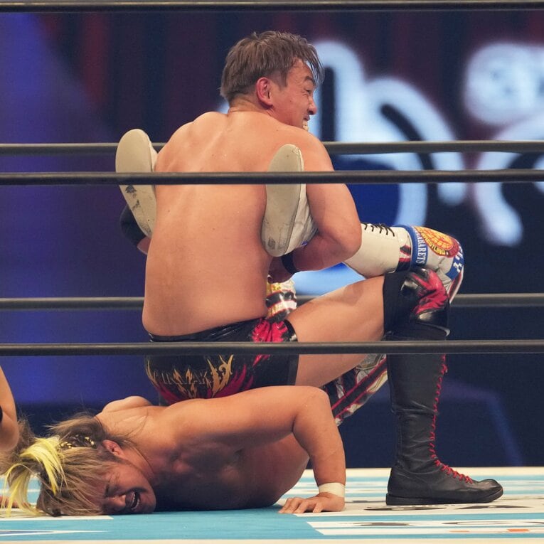 オカダ・カズチカの逆エビ固めに耐える棚橋弘至　©Essei Hara