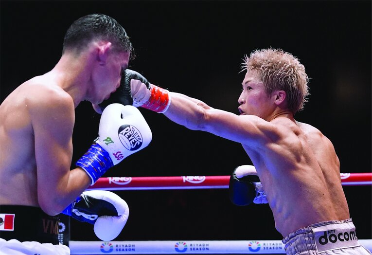 井上尚弥のジャブを被弾するピカソ（3枚目／全3枚） ©Naoki Fukuda