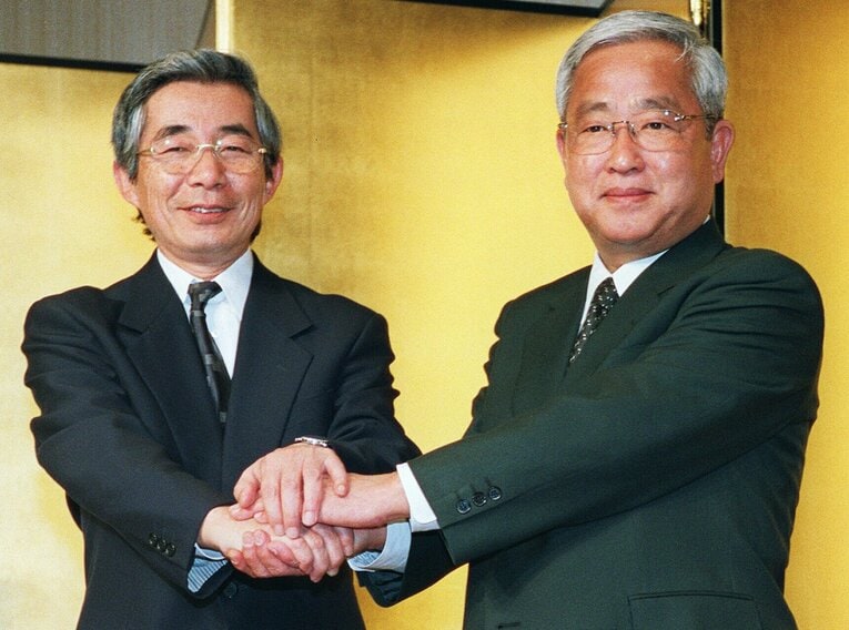 2002年1月26日、TBSがベイスターズのオーナーとなったという記者会見。砂原幸雄TBS社長（右）と大堀隆球団社長　©JIJI PRESS