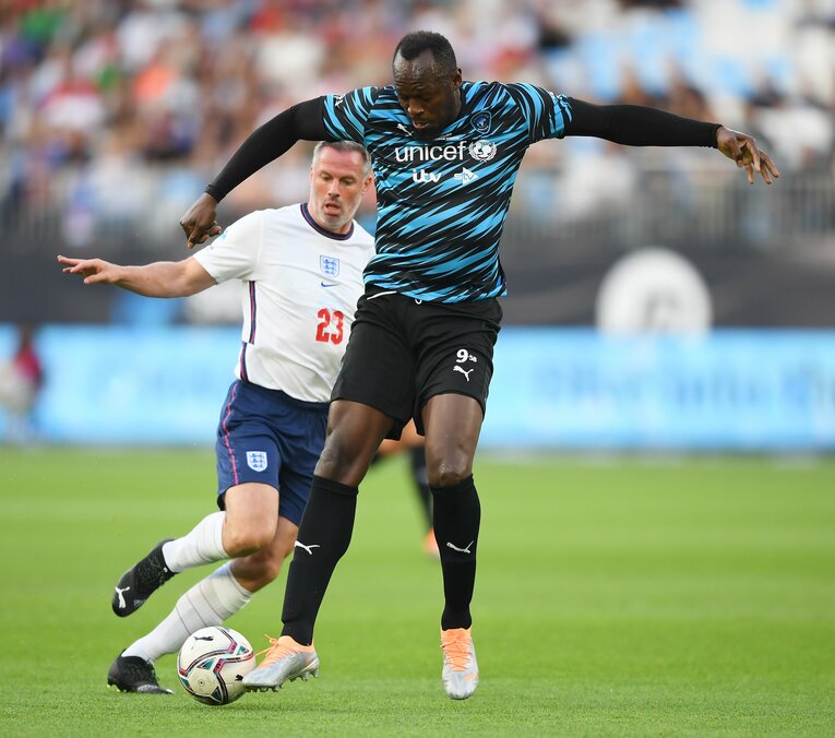 チャリティーマッチのイングランド選抜との試合中、ボールにタッチするボルト　©Getty Images
