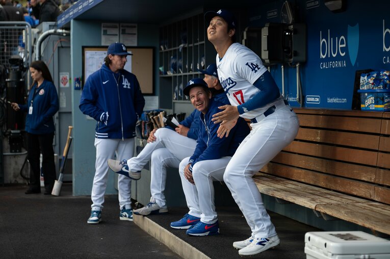 ベンチでおふざけ中の大谷 ©Nanae Suzuki