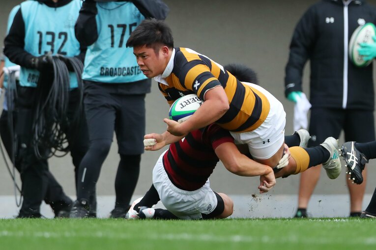 後半19分、慶応大ナンバーエイトの高武俊輔が「モール再構築」からトライを挙げた　©AFLO