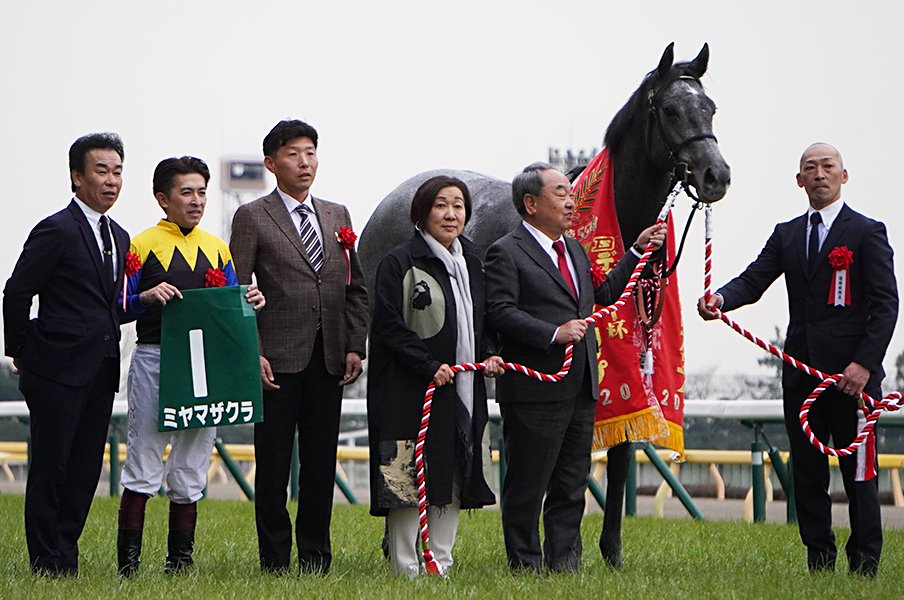 福永祐一と藤原師が惚れ込む才能。ミヤマザクラ、1600mの壁に挑む。<Number Web> photograph by Satoshi Hiramatsu