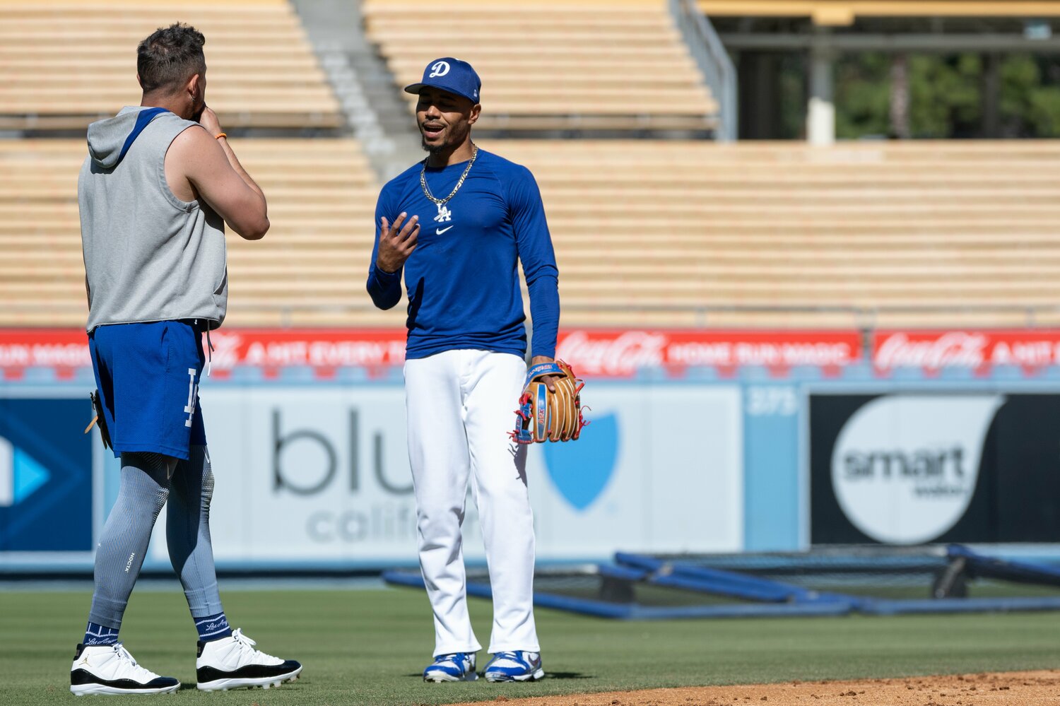 守備練習でロハスと対話するベッツ　©Nanae Suzuki