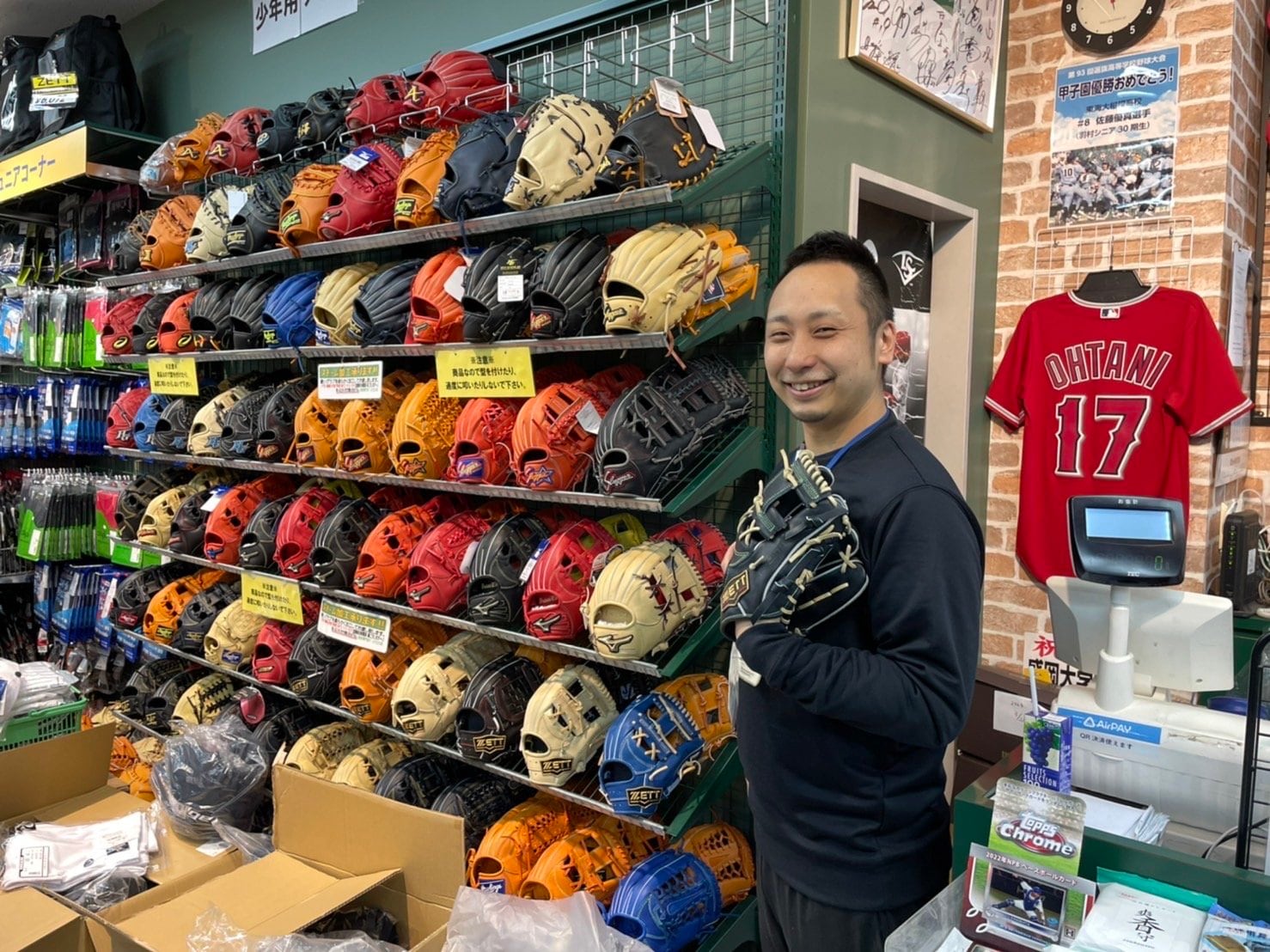 野球専門店・ベースマン立川店のカリスマ店長、星徹弥さん。「2.0超えの野球用具視力を持つ男」の異名を持つ