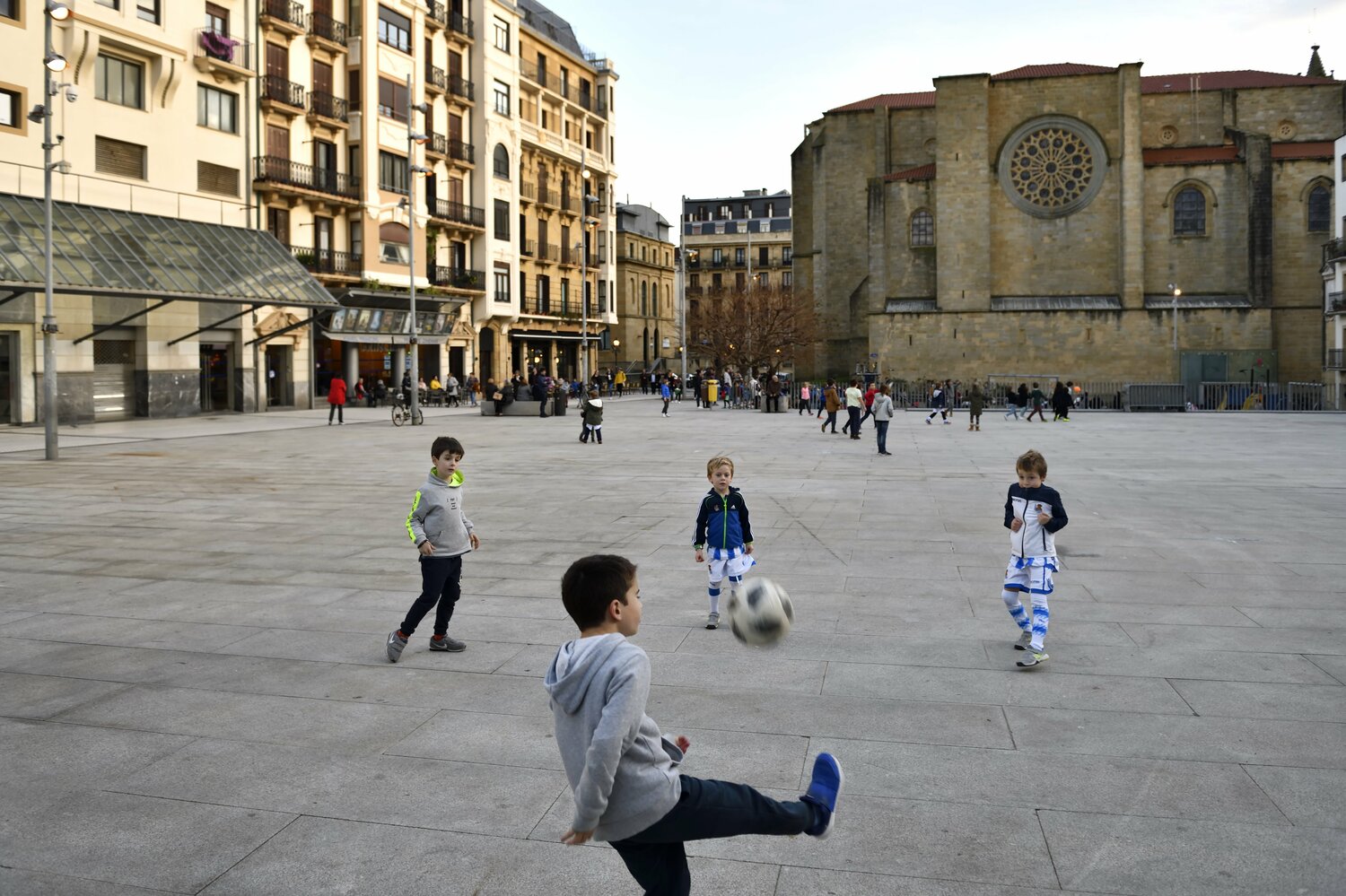 サン・セバスチャンの街の広場でサッカーボールを蹴る少年たち ©︎Takashi Shimizu