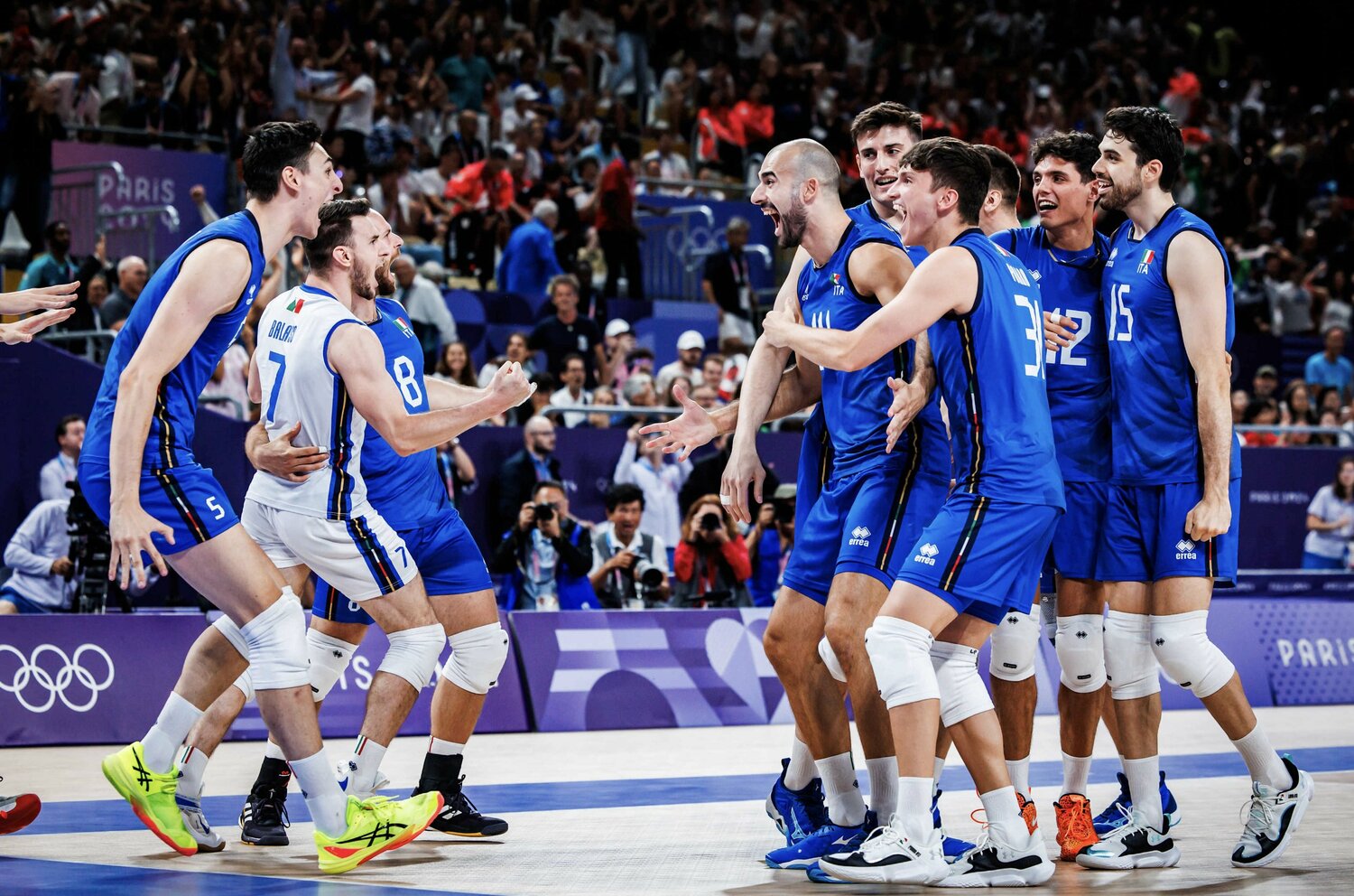 喜びを爆発させるイタリア代表。初の金メダル獲得となるか　©︎Volleyball World