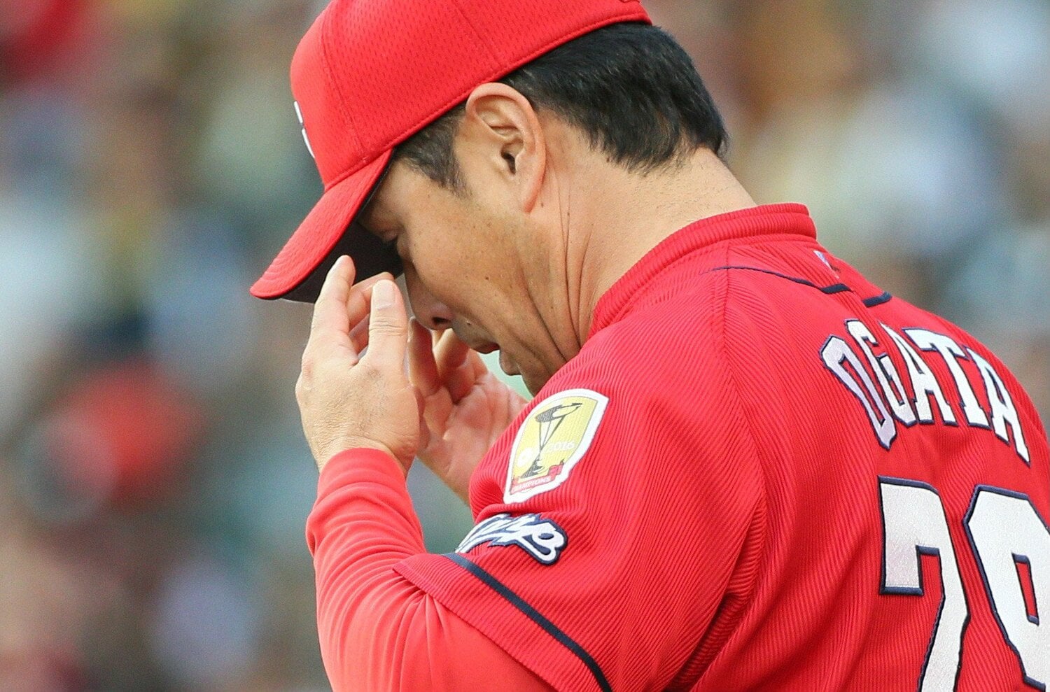 2017年カープの連覇後、涙を流す緒方孝市 ©JIJI PRESS