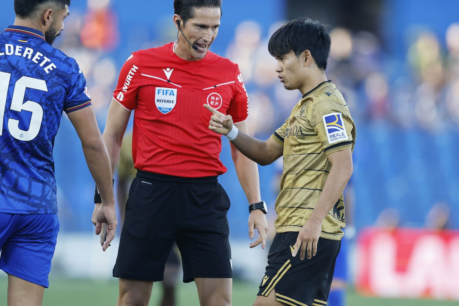 激しいファールに抗議の意を示す久保