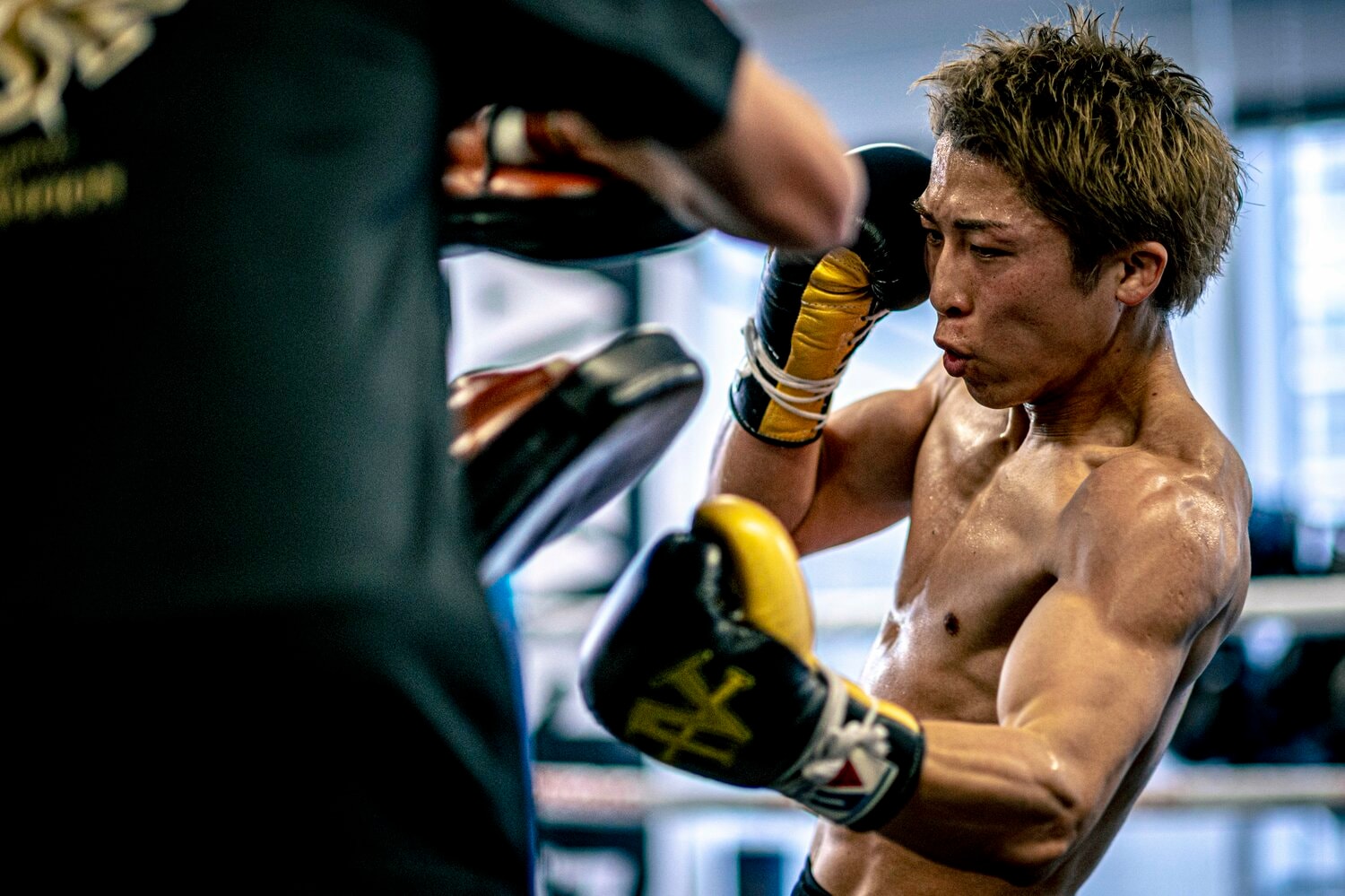 4月20日の公開練習でミットを打つ井上尚弥　©Takuya Sugiyama