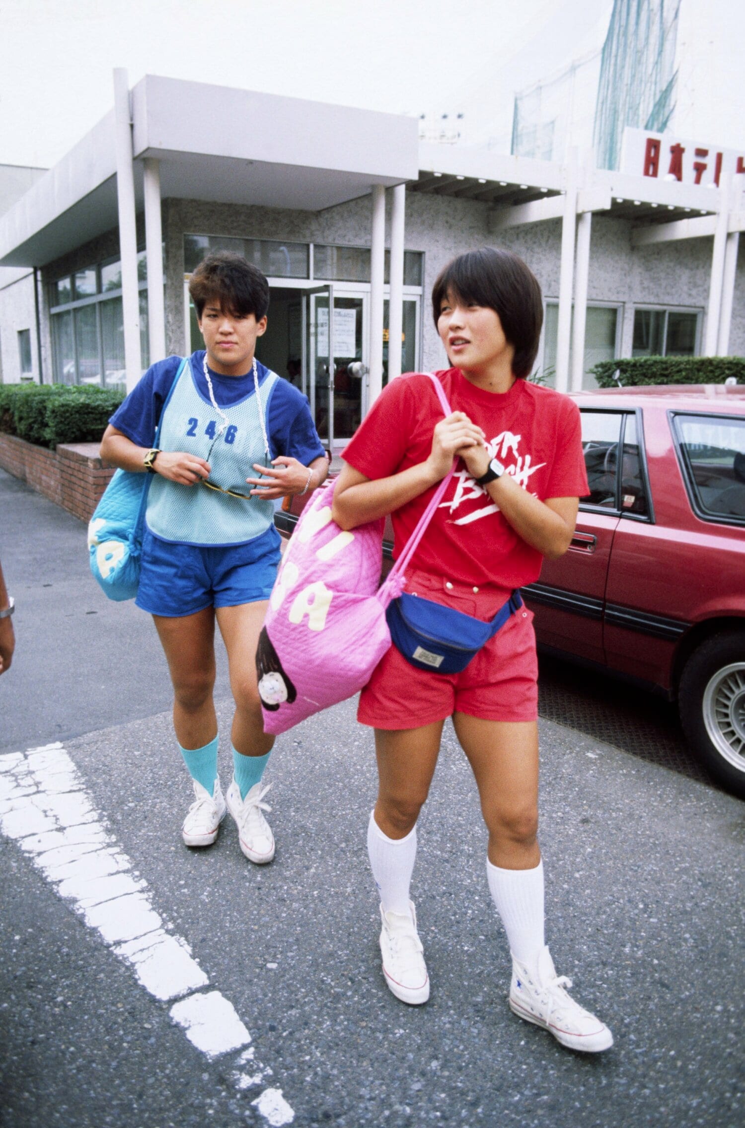 テレビ番組に引っ張りだこだったクラッシュギャルズ（ライオネス飛鳥、長与千種／1985年）©︎AFLO