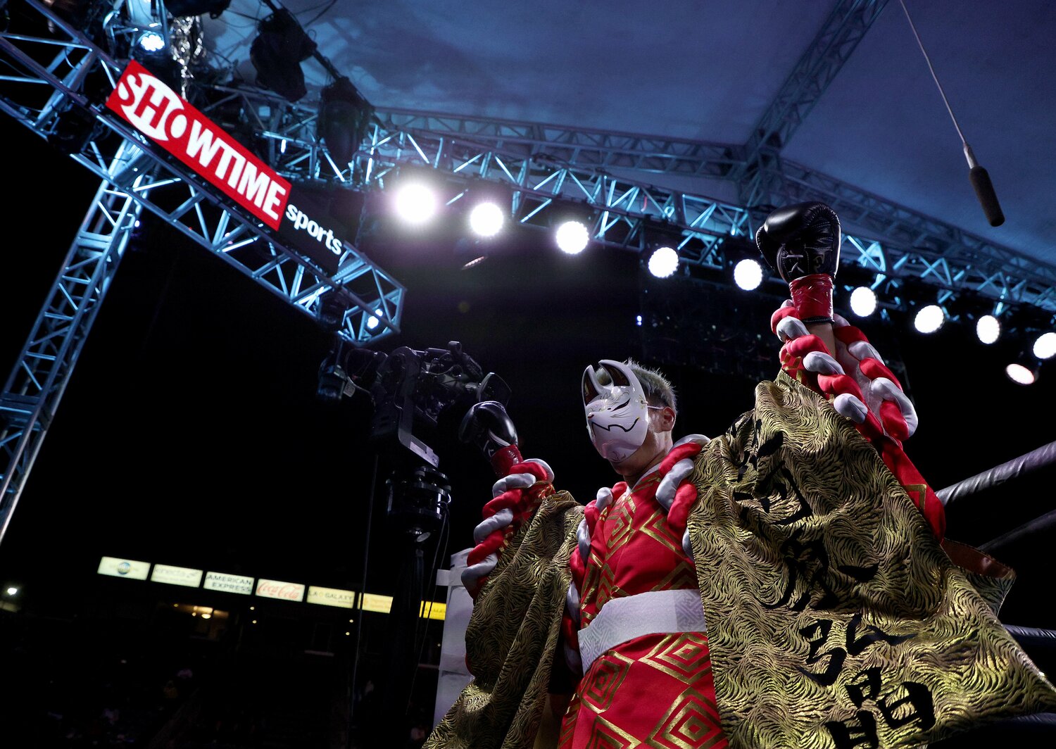 ド派手な登場を見せる ©Getty Images