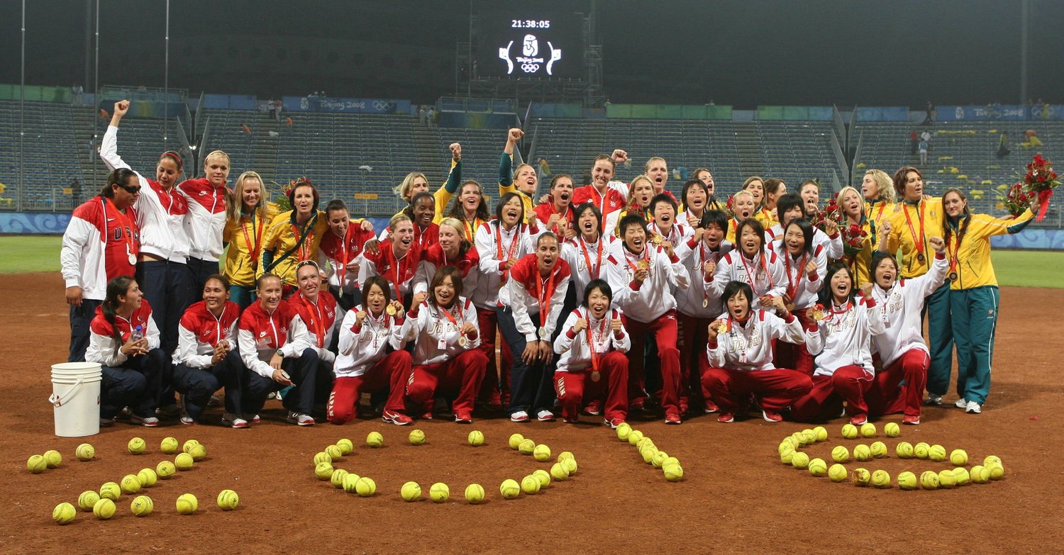 2008年北京五輪決勝後、ボールで「2016」と描き、2016年大会での再会を誓った日本、米国、オーストラリアの選手たち　©JIJI PRESS