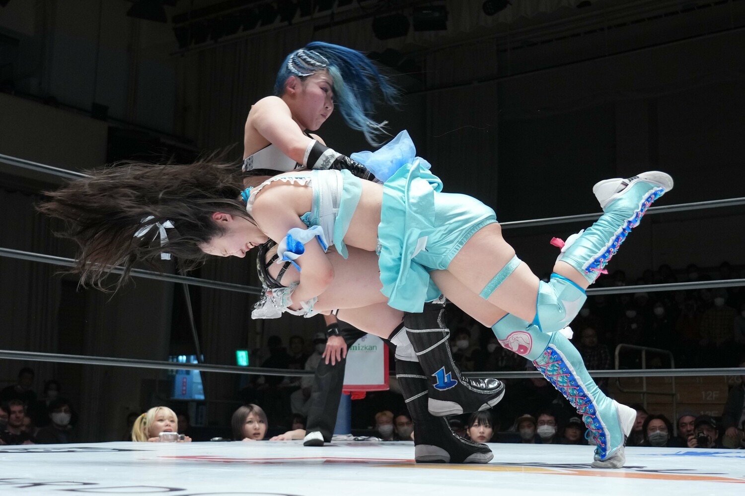 稲葉ともかにスピアータックルを放つ玖麗さやか　©Essei Hara