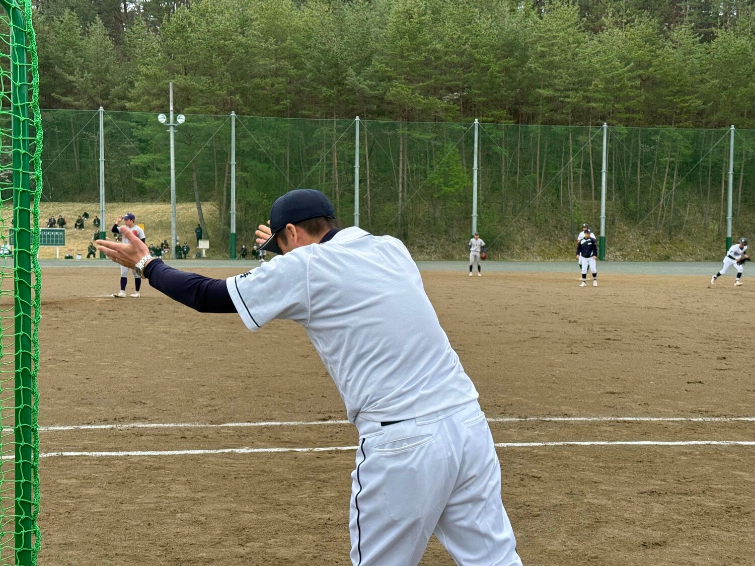花巻東との試合中、一塁側の盛岡白百合ベンチから指示を出す國保監督 ©Yuji Yanagawa
