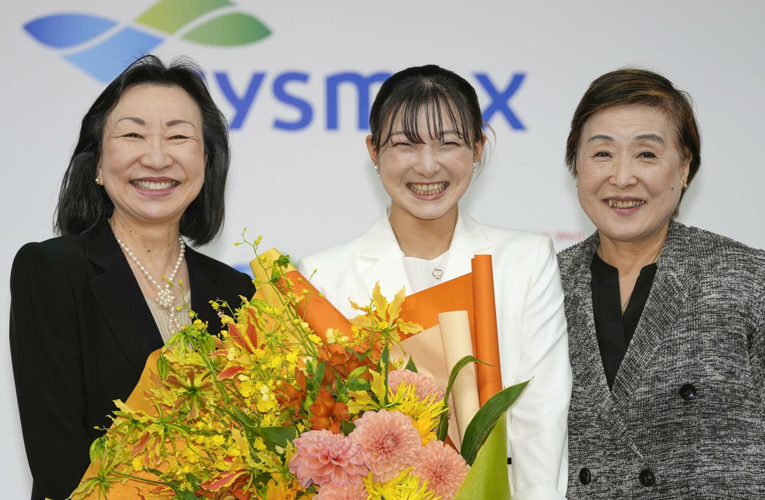 引退会見で中野園子（右）、グレアム充子（左）の両コーチと写真におさまる坂本花織　©️KYODO