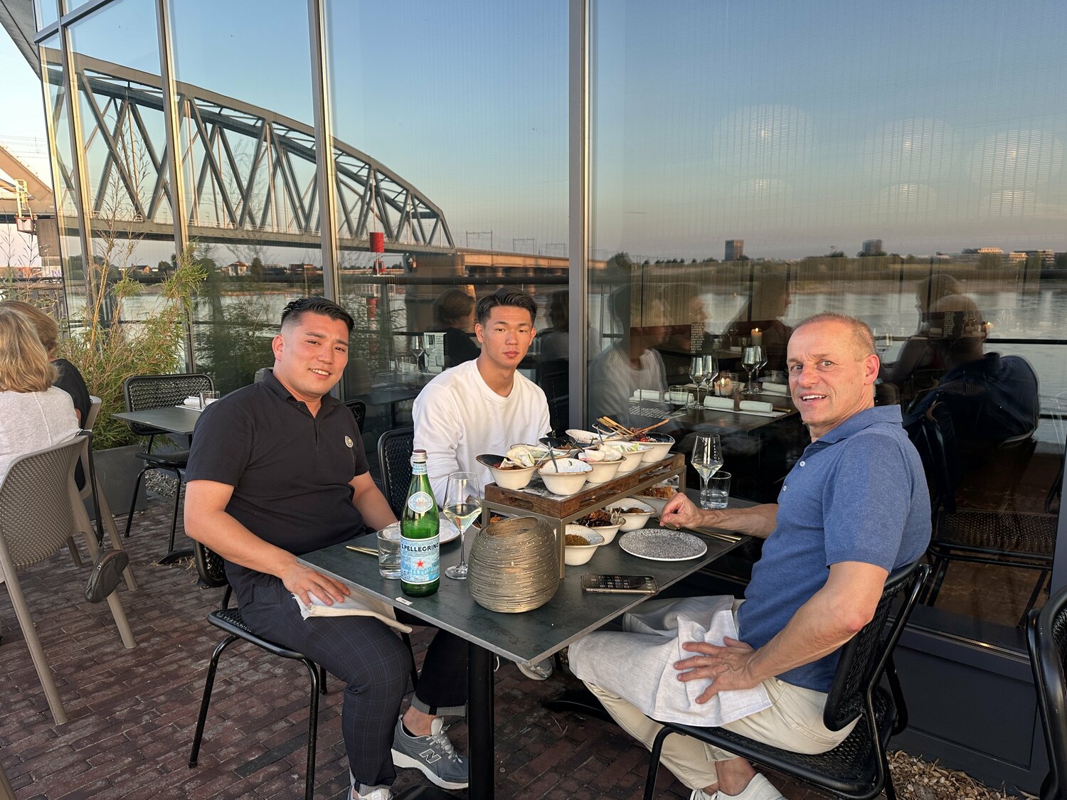 「食事を奢るよ」の宣言通り、NECナイメヘンのアルバースTDに招待された塩貝と龍後