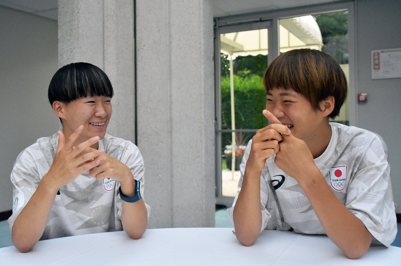 インタビュー中も明るい表情の2人　©JFA/PR